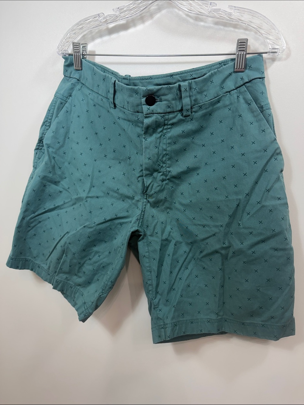 Lululemon Men’s green X pattern shorts size 36.